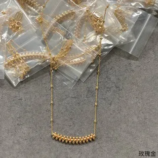 Collier de chaîne avec pendentif de barra clouté en or