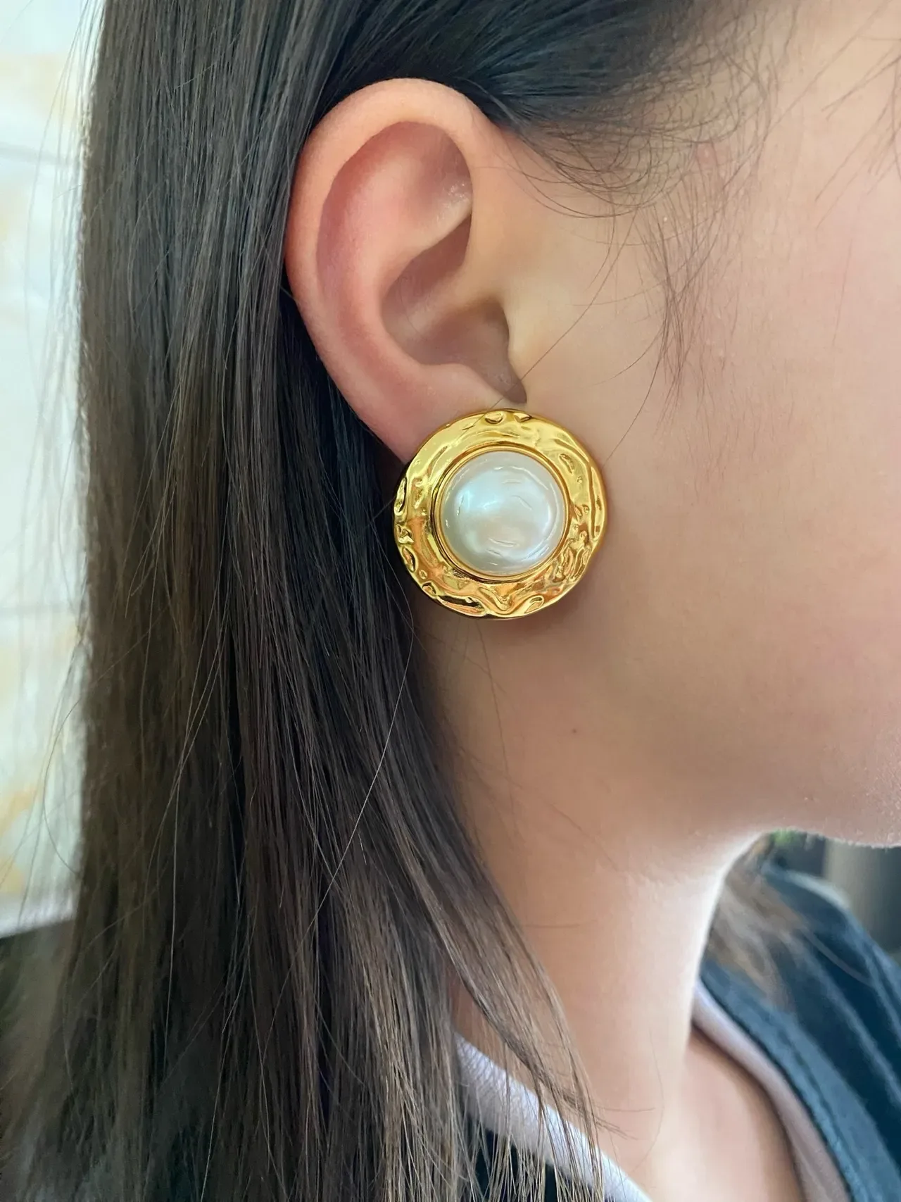 Gold-Tone Textured Bezel Pearl Stud Earrings 3
