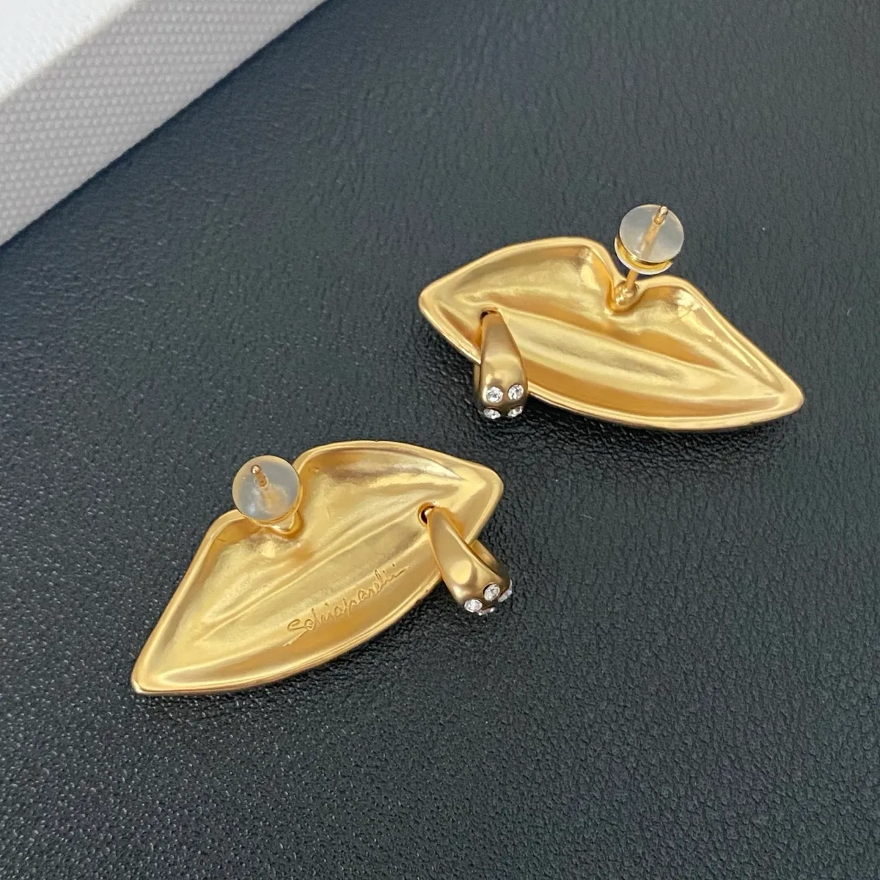 Gold Transparent Lip-Shaped Textured Ridged Surface Earrings 3