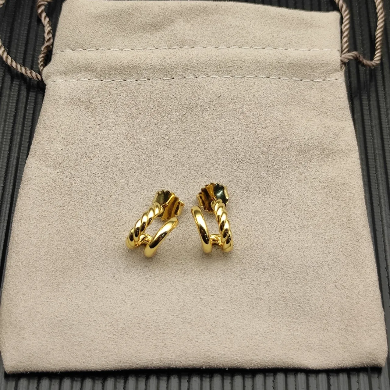 Gold Twisted Rope Motif Hinged Hoop Design Earrings 8