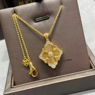 Colar com pendentif floral quatrefoil dourado branco centro gravado em raio de sol
