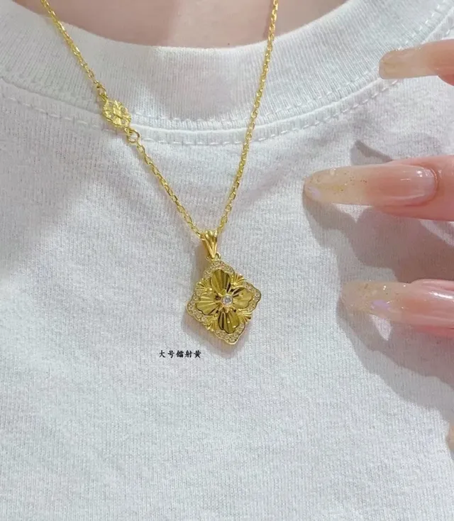 Gold White Floral Quatrefoil Pendant Sunburst Engraved Center Necklace 9