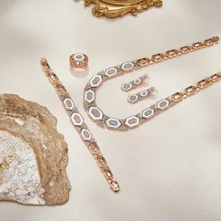 Collier en or blanc avec maillons hexagonaux géométriques incrustés d'émail