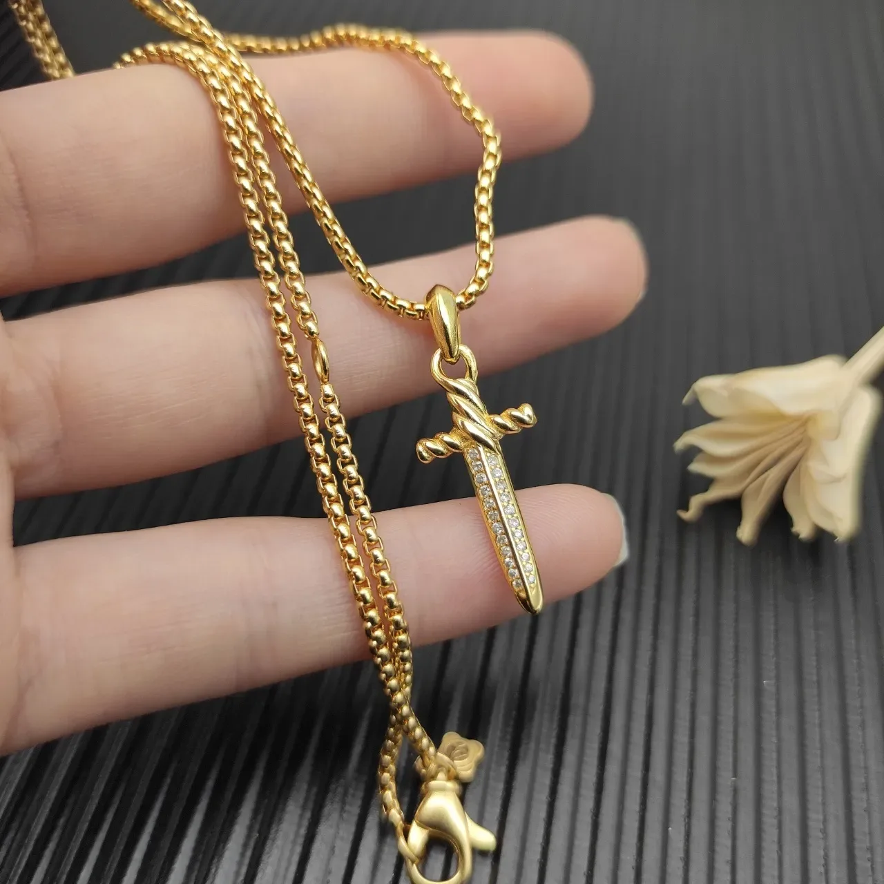 Gold White Twisted Rope Motif Dagger-Shaped Pendant Necklace 3