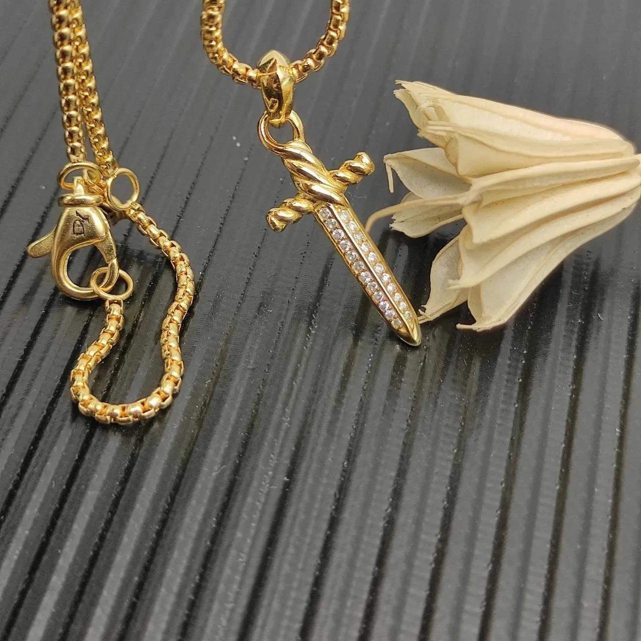 Gold White Twisted Rope Motif Dagger-Shaped Pendant Necklace 4