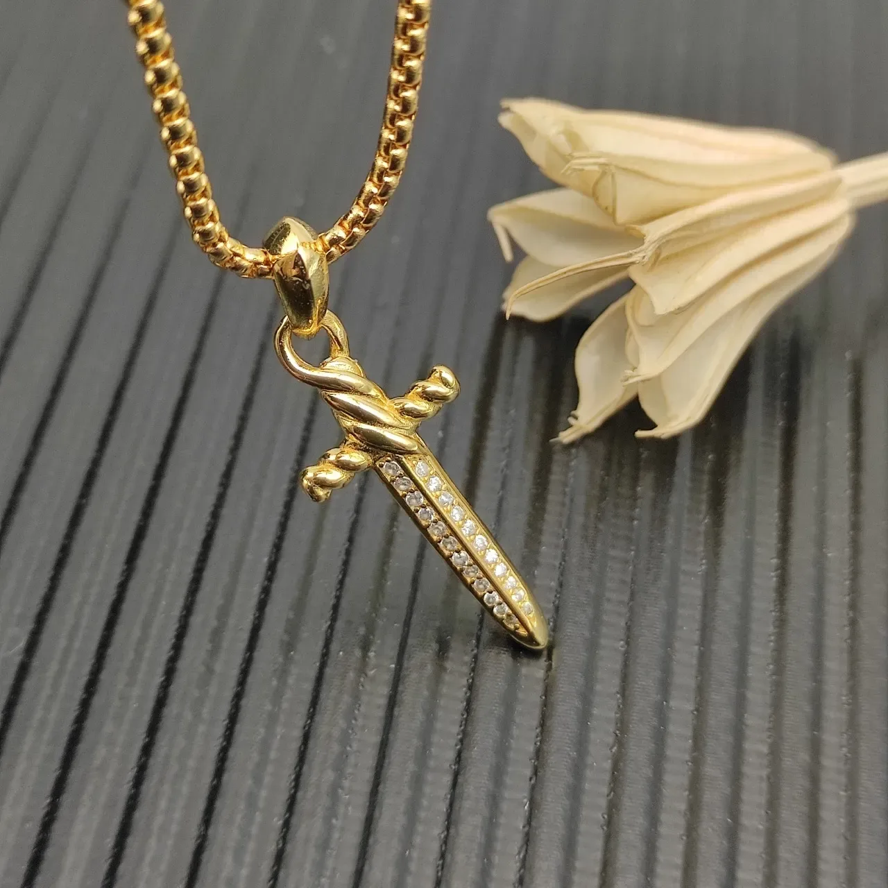 Gold White Twisted Rope Motif Dagger-Shaped Pendant Necklace 5