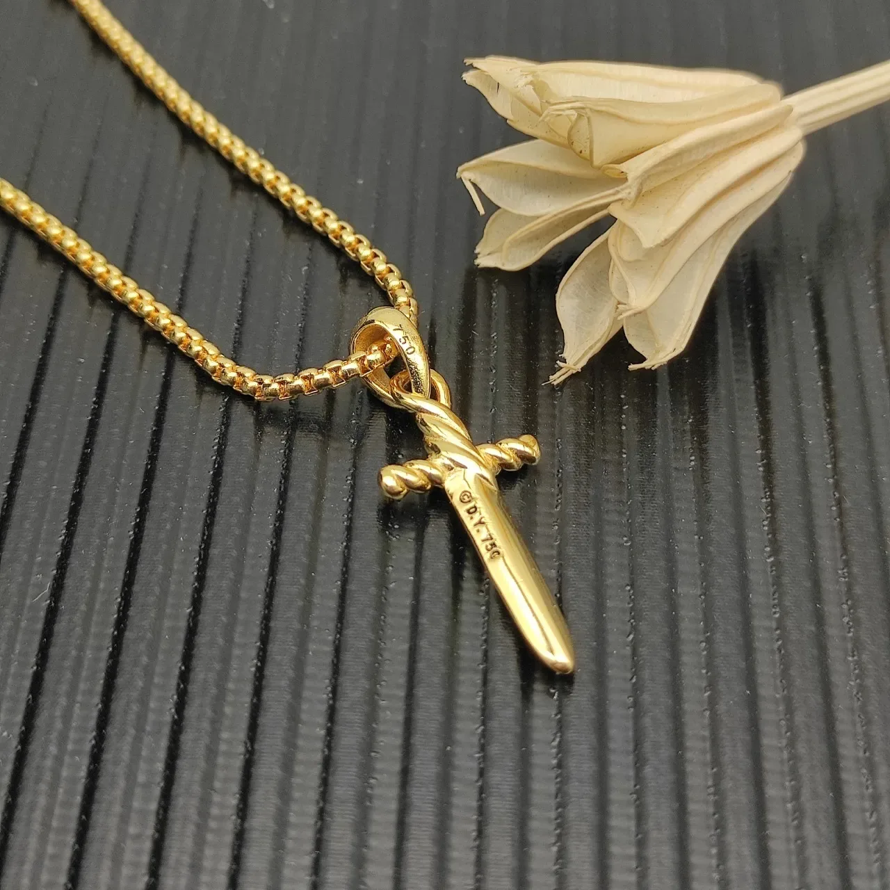 Gold White Twisted Rope Motif Dagger-Shaped Pendant Necklace 6