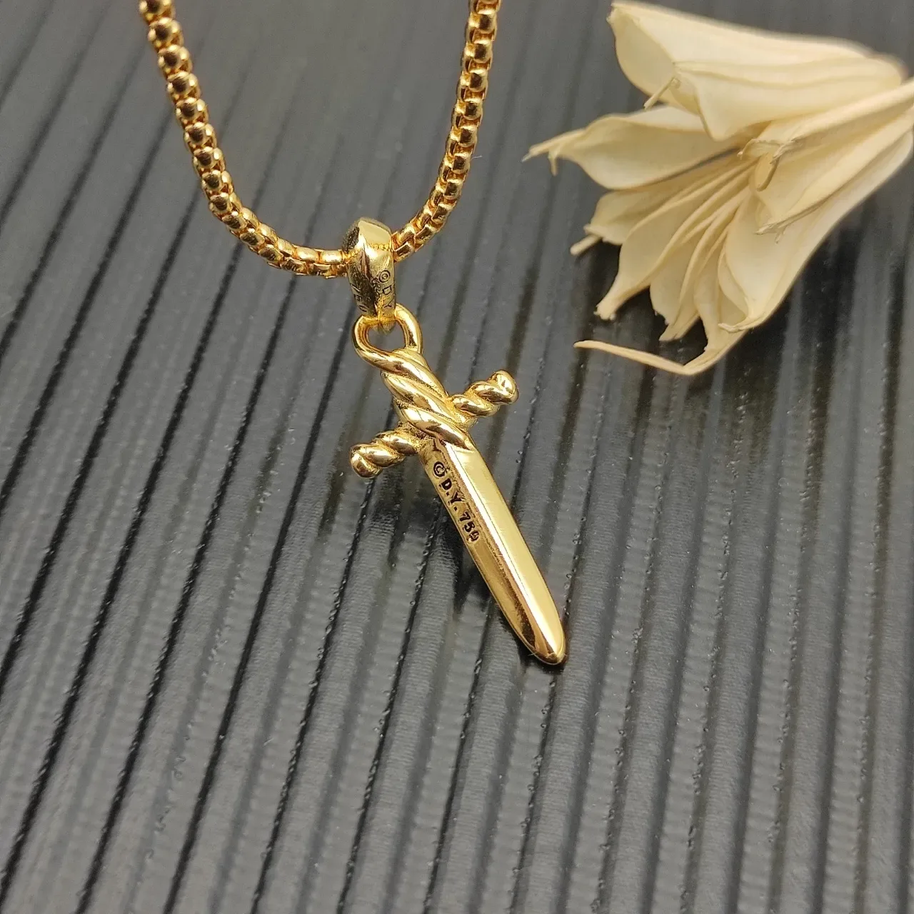 Gold White Twisted Rope Motif Dagger-Shaped Pendant Necklace 7