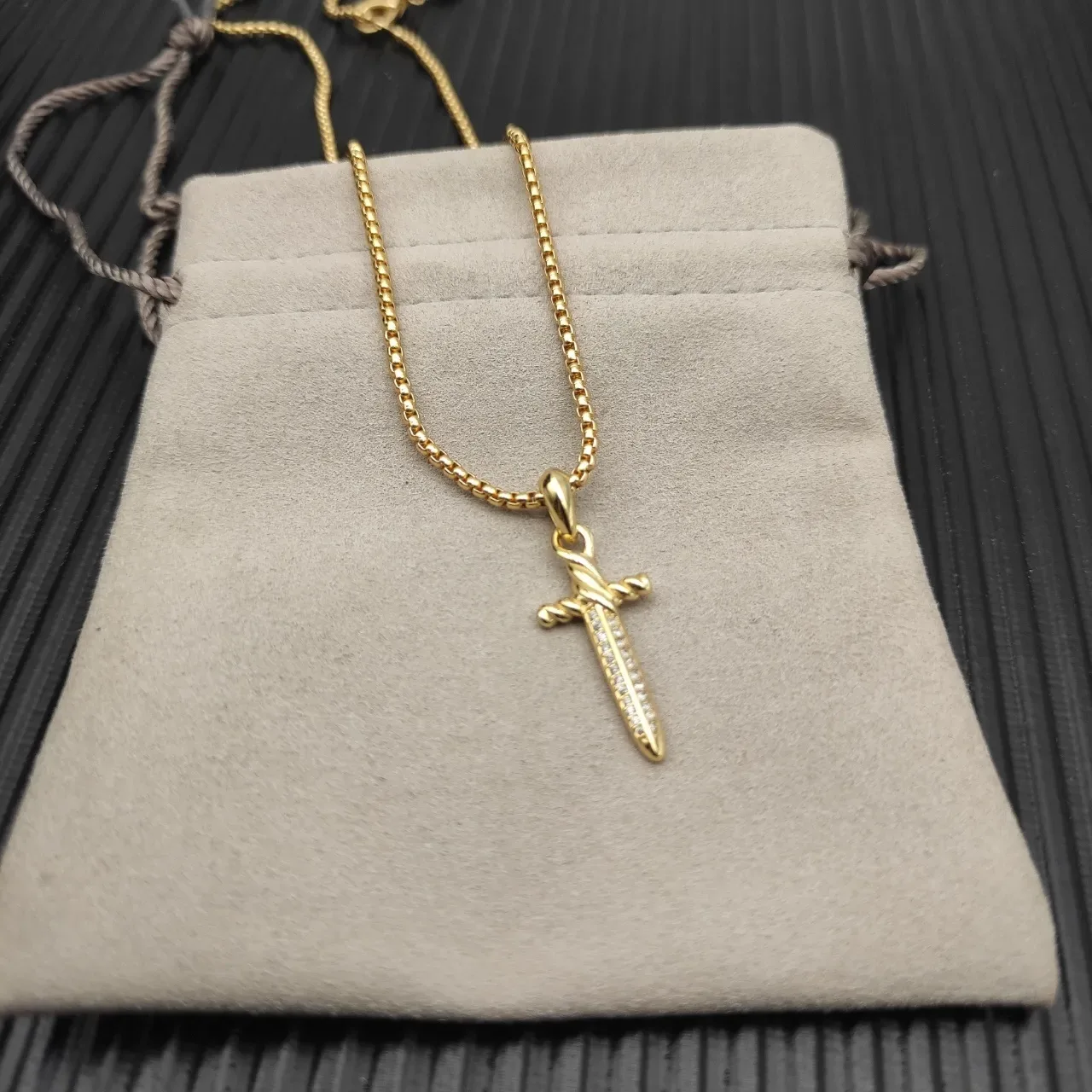 Gold White Twisted Rope Motif Dagger-Shaped Pendant Necklace 8