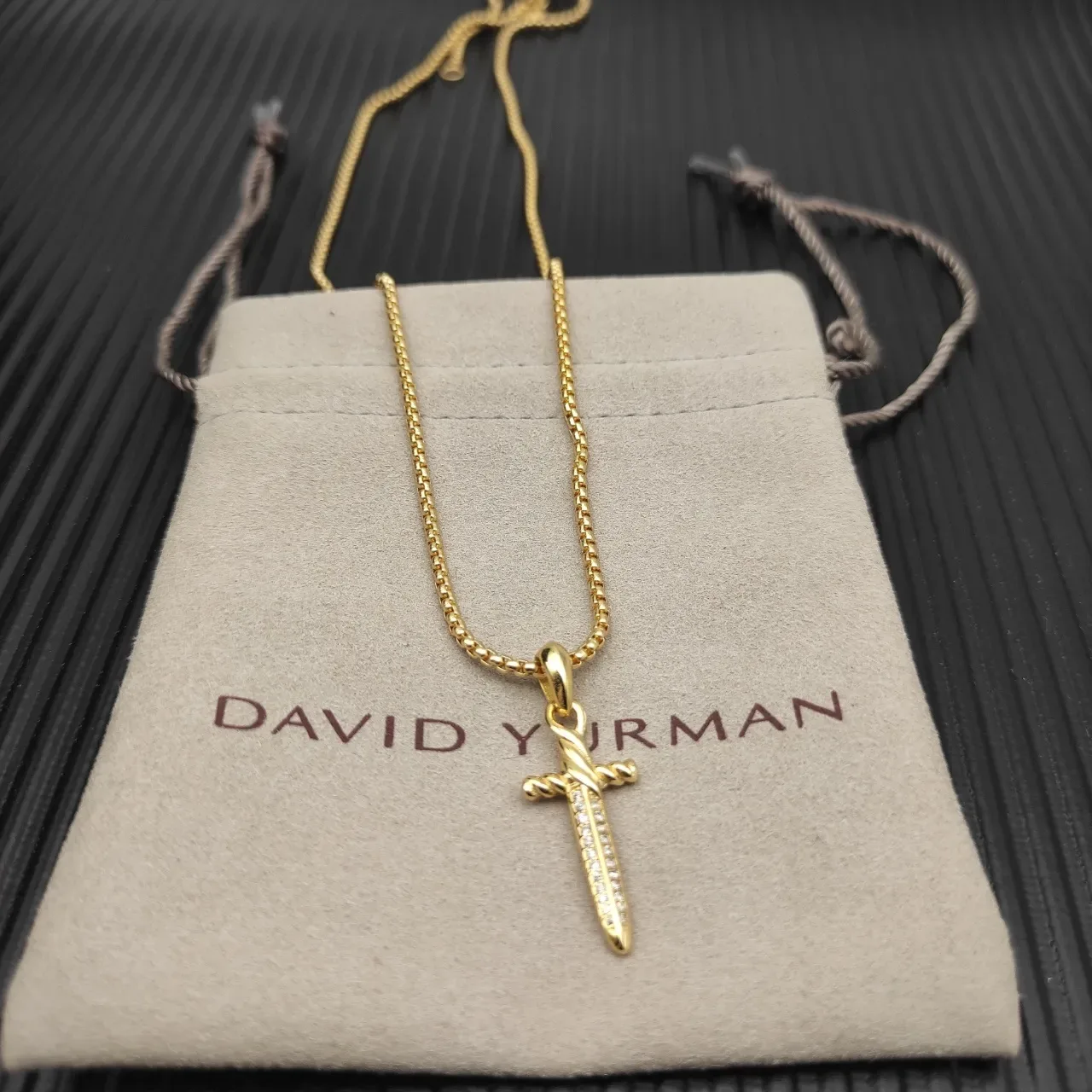 Gold White Twisted Rope Motif Dagger-Shaped Pendant Necklace 9