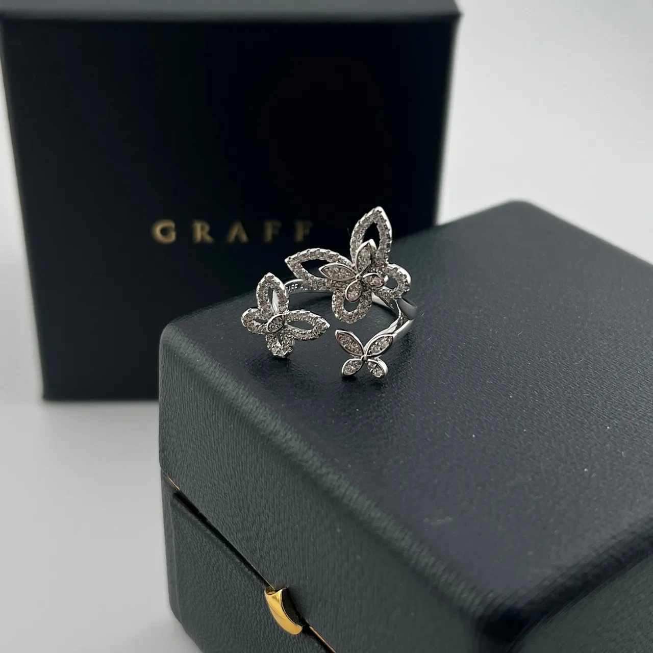 Graff Butterfly Motif Pavé-Set White Metal Rings 4
