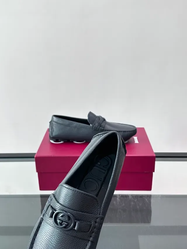 Gray Pebbled Leather Moc-Toe Stitching Loafer 3