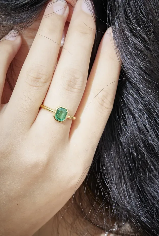 Green Octagonal Emerald-Cut Gemstone Yellow Gold Ring 3