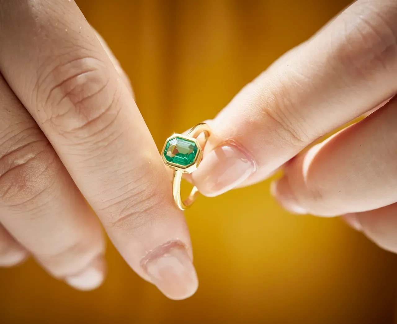 Green Octagonal Emerald-Cut Gemstone Yellow Gold Ring 7