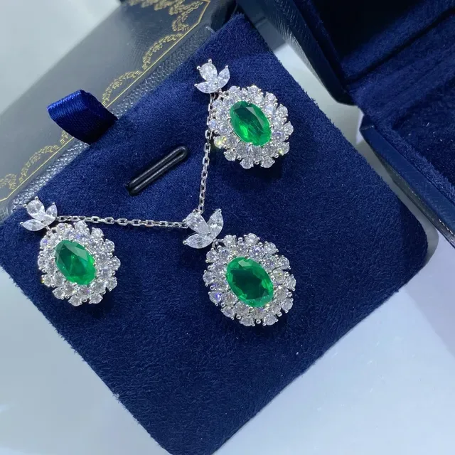 Green Silver Oval-Cut Gemstone Halo Pavé Setting Necklace 6