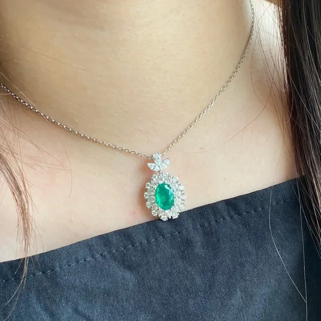 Green Silver Oval-Cut Gemstone Halo Pavé Setting Necklace 9