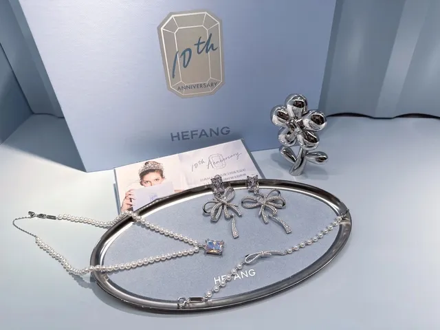 HEFANG Silver Transparent Crystal-Encrusted Bow Motif Rectangular Baguette Top Stone Earrings 4