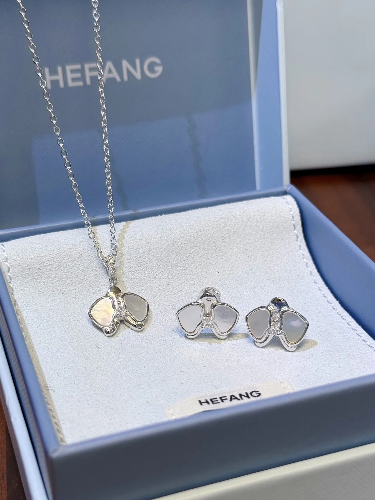 HEFANG 银白蝴蝶形珍珠母嵌镶吊坠项链 4