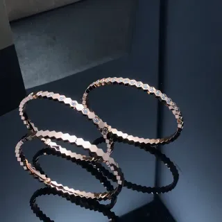 Pulseras de brazalete con cadena hexagonal y piedras pavé en tono oro rosa
