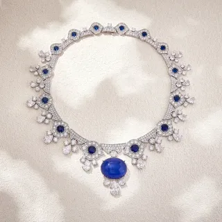Collar de Alta Joyería con Cabujón de Zafiro y Motivo Floral de Diamantes Pavé