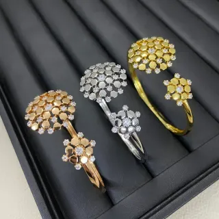 Anillos de puño abierto con pavé de panal y cluster de múltiples piedras