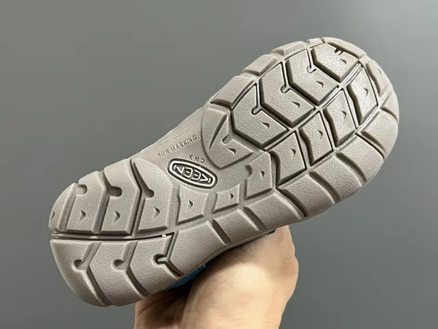 KEEN Newport Jr. Sandales casuales noires et blanches 15