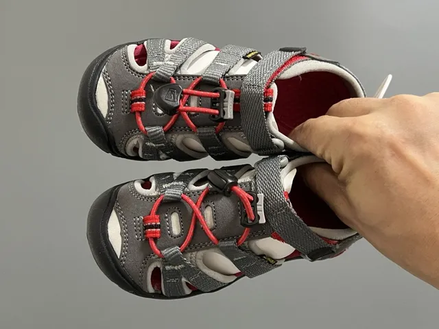 KEEN Newport Jr. Sandales casuales noires et blanches 20