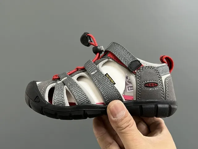 KEEN Newport Jr. Sandales casuales noires et blanches 23