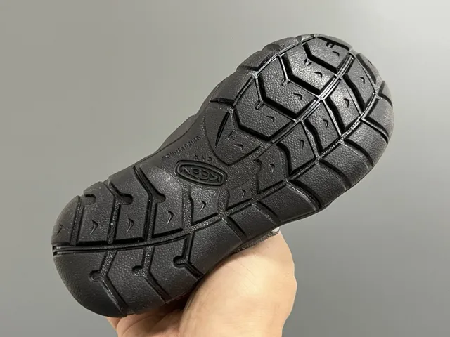 KEEN Newport Jr. Sandales casuales noires et blanches 24