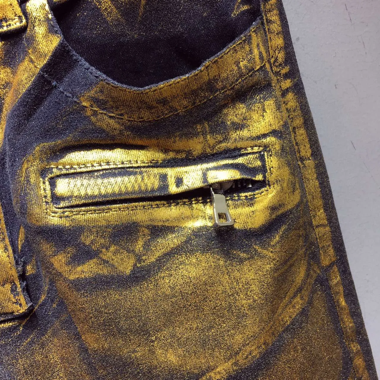 Calças Distressed Moto-Style de Ouro Metálico 4