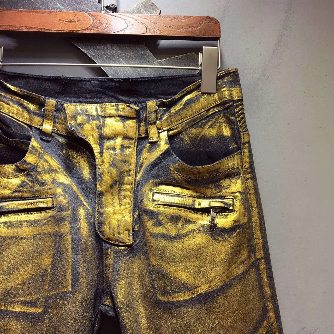 Calças Distressed Moto-Style de Ouro Metálico 5