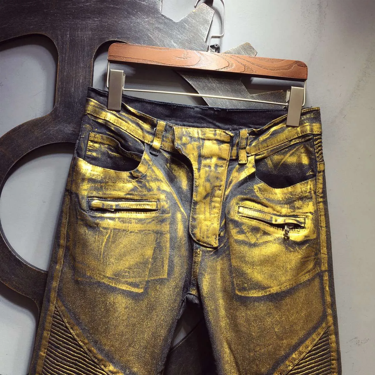Calças Distressed Moto-Style de Ouro Metálico 7