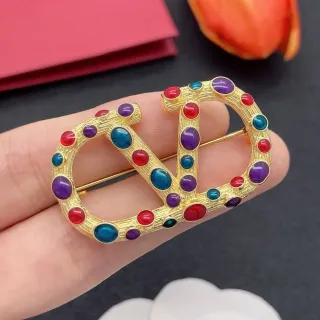 बहुरंग कैबोचन स्टडेड इंटरलॉकिंग C-D मोटिफ गोल्ड टोन ब्रोच