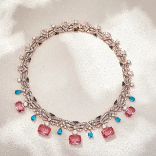 Collier motif éventail géométrique multicolor pavé de diamants