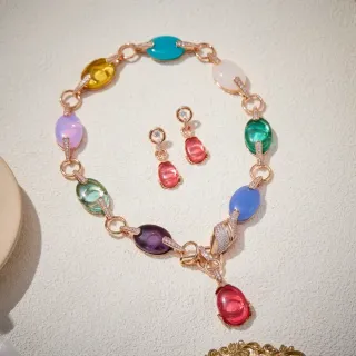 Collier chaîne à mailles cabochon de gemme ovale multicolore doré