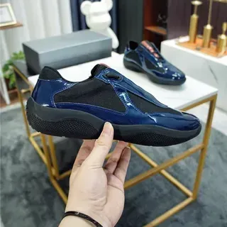 Tênis lifestyle slip-on em couro patentado brilhante azul marinho e mesh