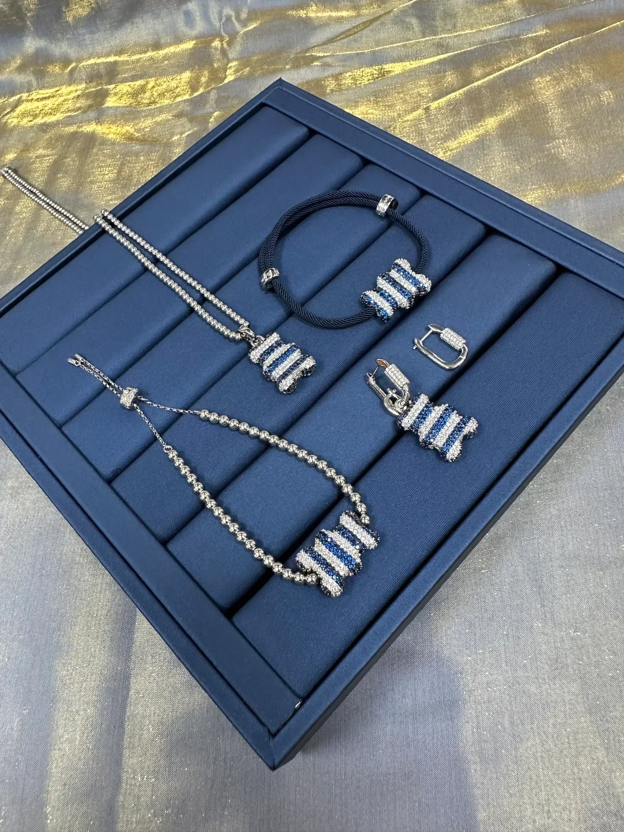 Pulsera de cordón trenzado azul marino con pavé-set y rayas en el centro 2