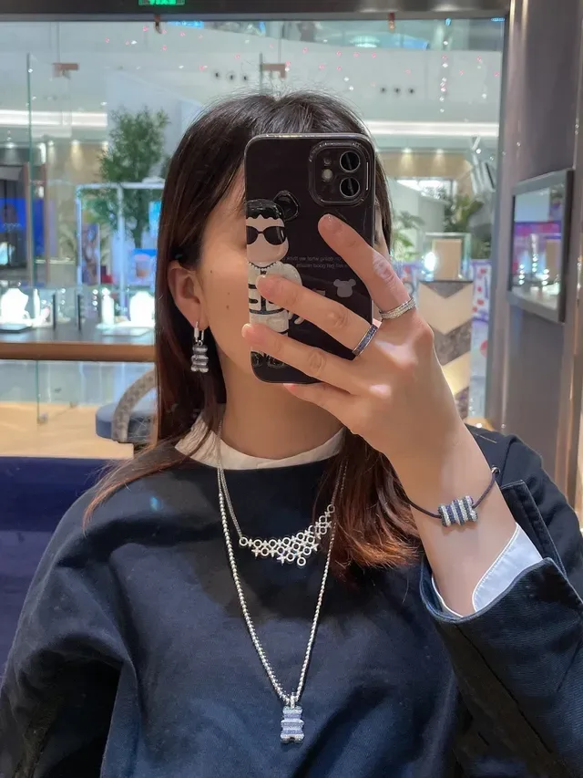 Pulsera de cordón trenzado azul marino con pavé-set y rayas en el centro 4