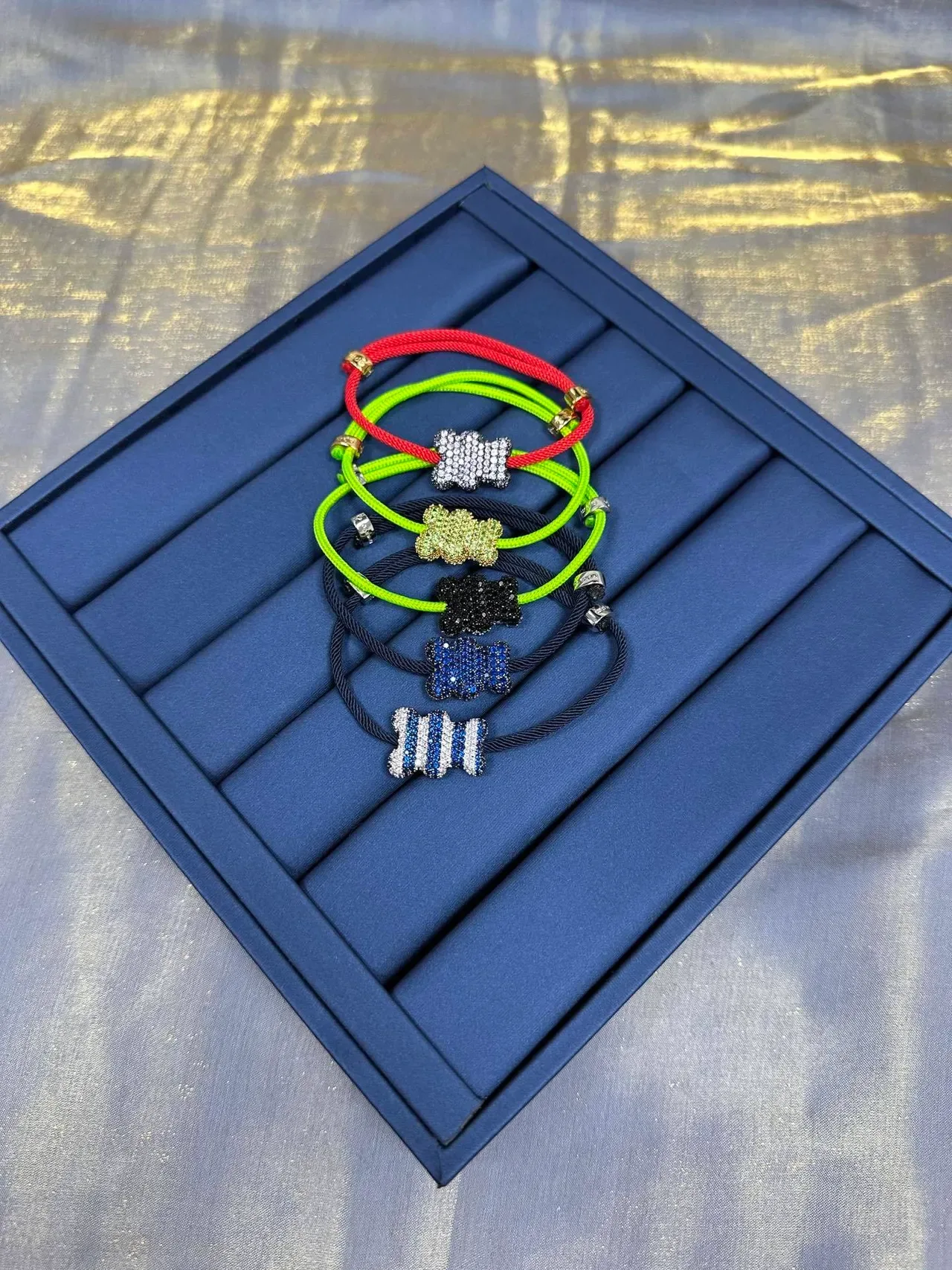 Pulsera de cordón trenzado azul marino con pavé-set y rayas en el centro 5