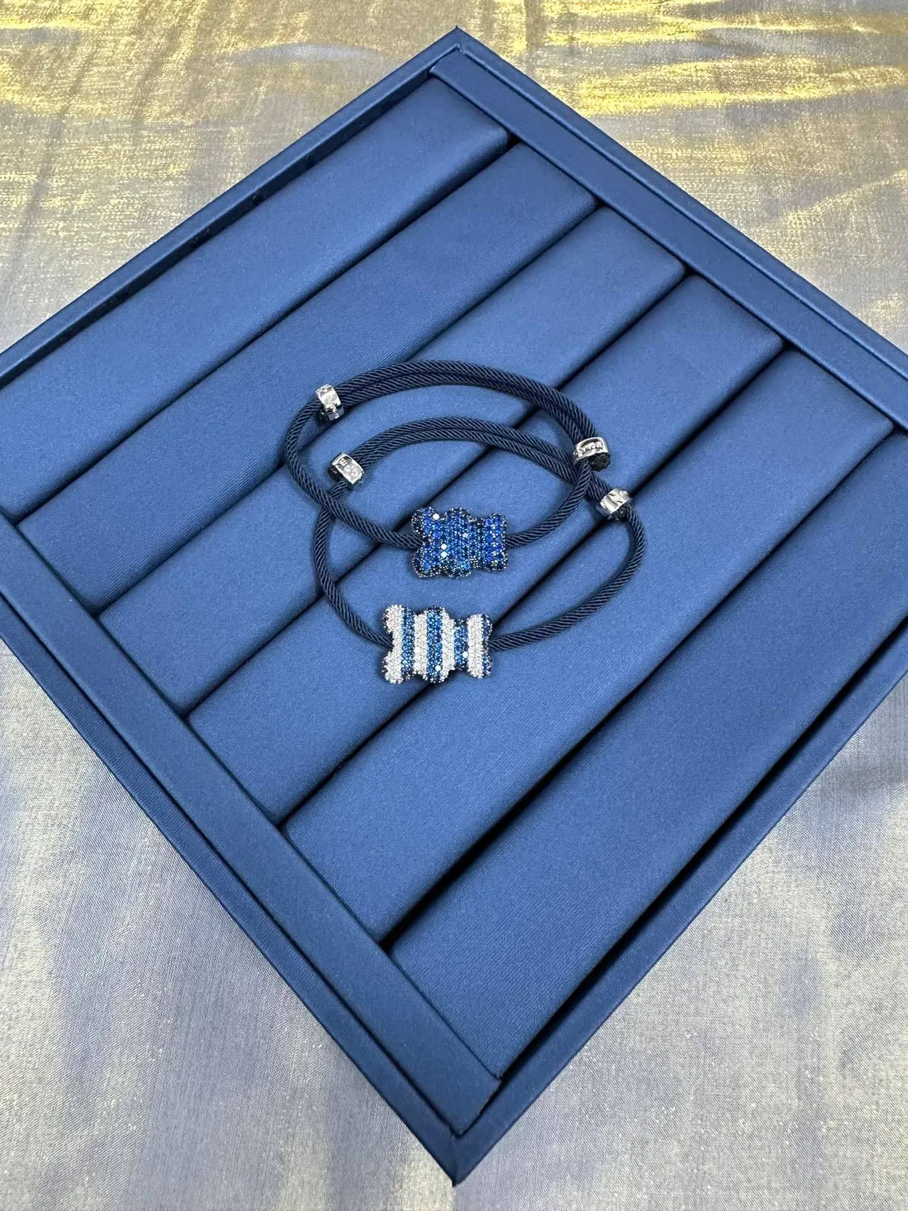 Pulsera de cordón trenzado azul marino con pavé-set y rayas en el centro 6