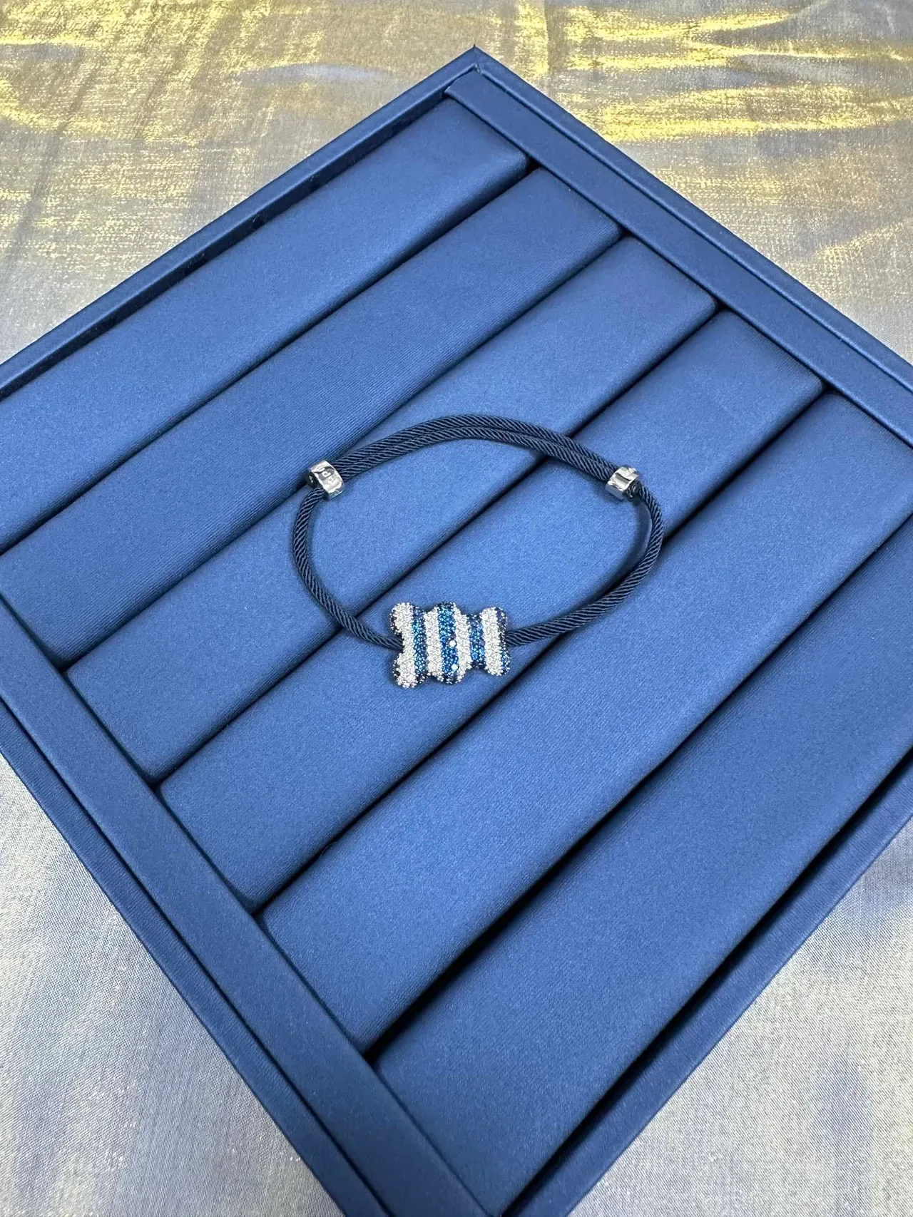 Pulsera de cordón trenzado azul marino con pavé-set y rayas en el centro 7