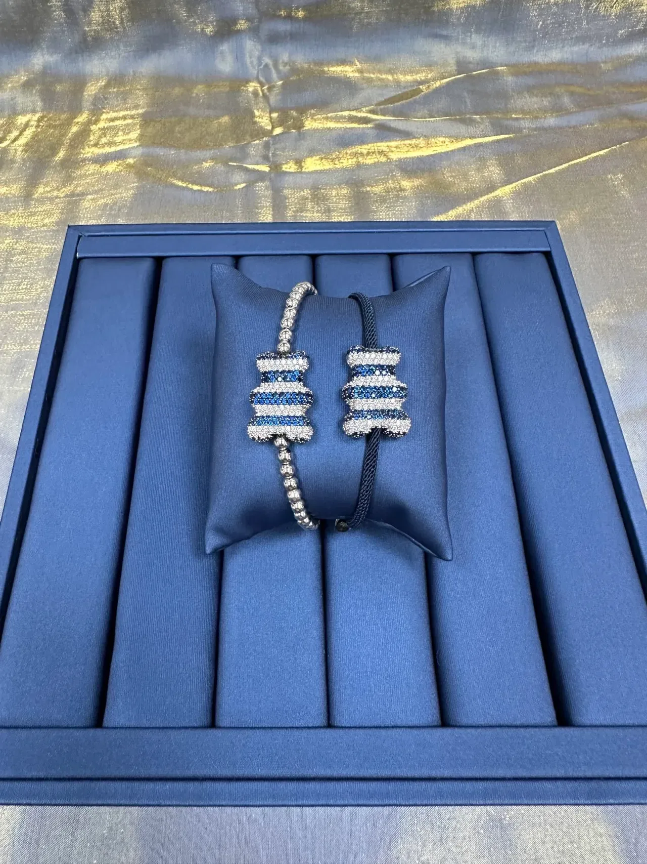 Pulsera de cordón trenzado azul marino con pavé-set y rayas en el centro 8