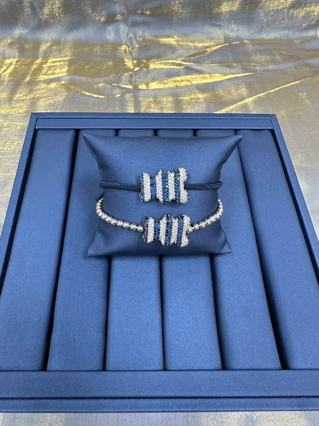 Pulsera de cordón trenzado azul marino con pavé-set y rayas en el centro 9
