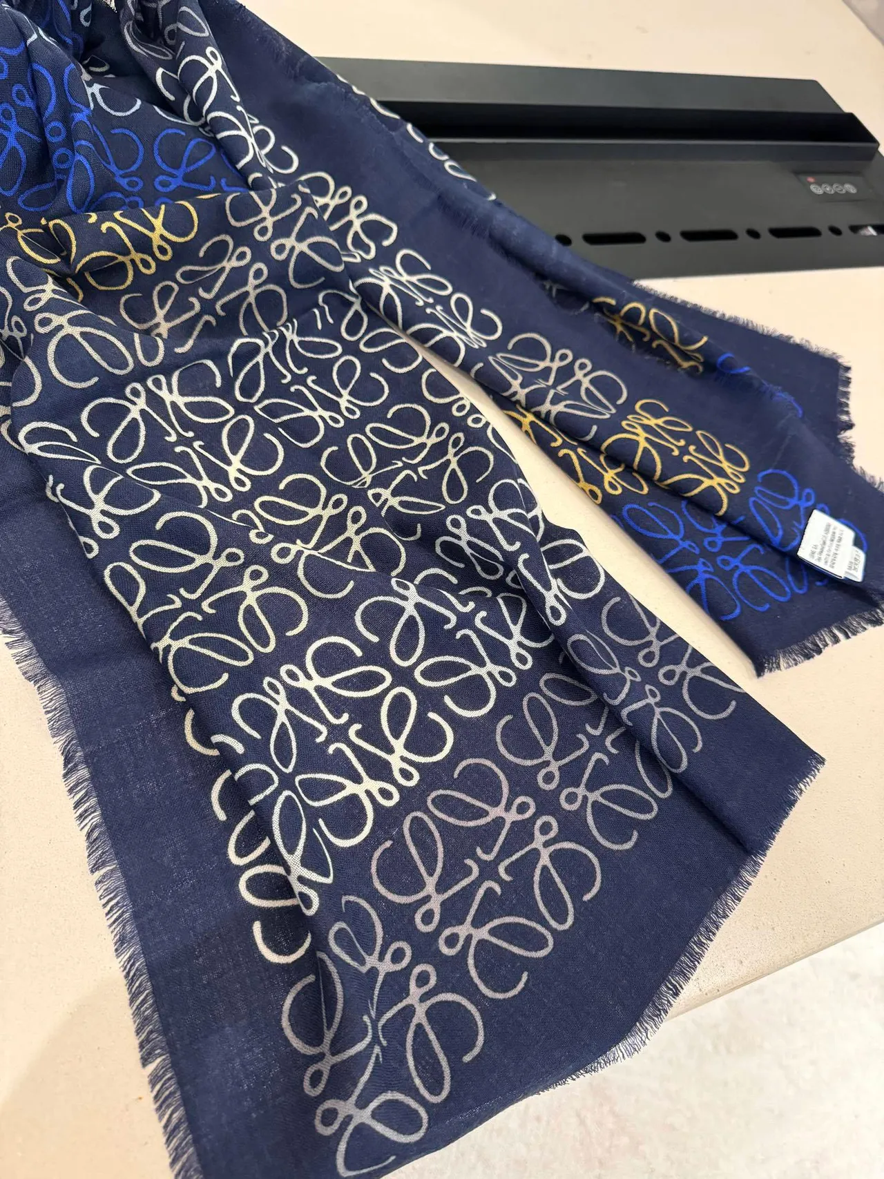Cachecol de seda com impressão de monograma abstrato multicolor, borda franjiada, cor navy 2
