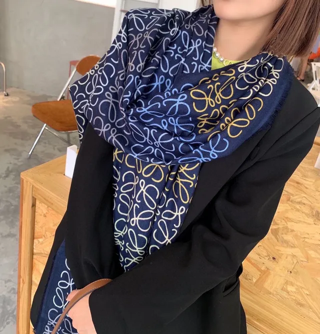Cachecol de seda com impressão de monograma abstrato multicolor, borda franjiada, cor navy 1