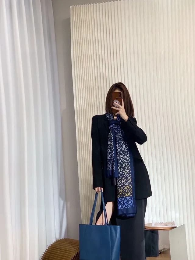 Cachecol de seda com impressão de monograma abstrato multicolor, borda franjiada, cor navy 3