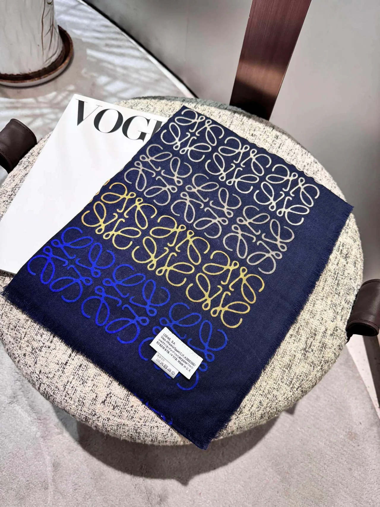 Cachecol de seda com impressão de monograma abstrato multicolor, borda franjiada, cor navy 5