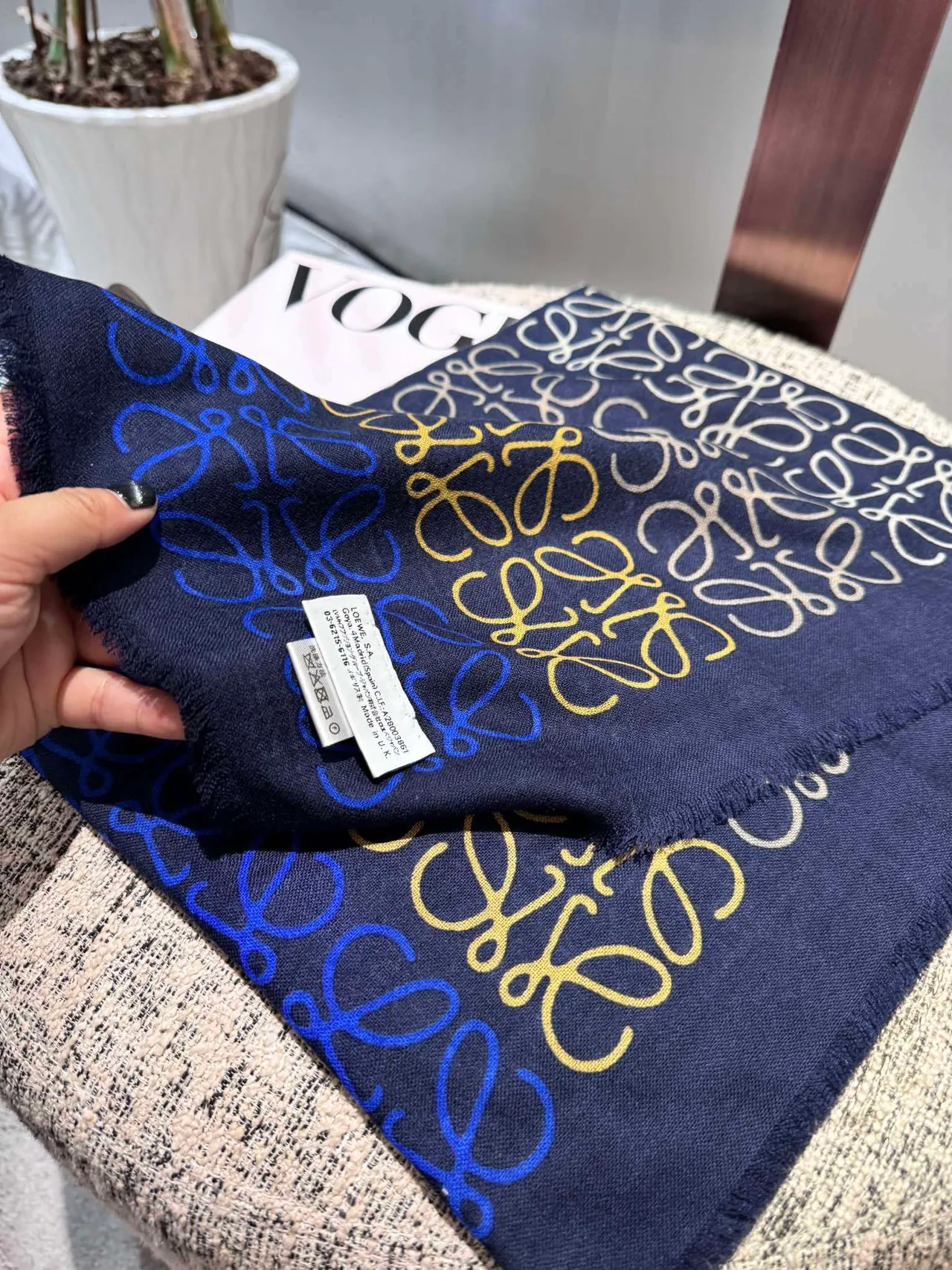 Cachecol de seda com impressão de monograma abstrato multicolor, borda franjiada, cor navy 6