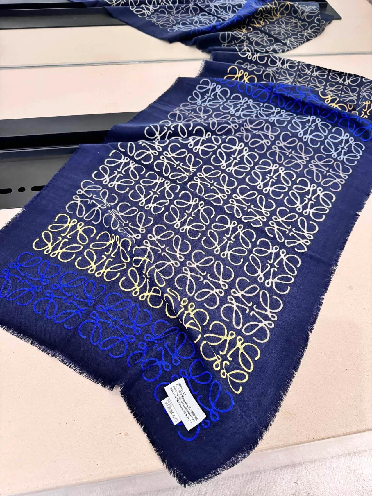 Cachecol de seda com impressão de monograma abstrato multicolor, borda franjiada, cor navy 7