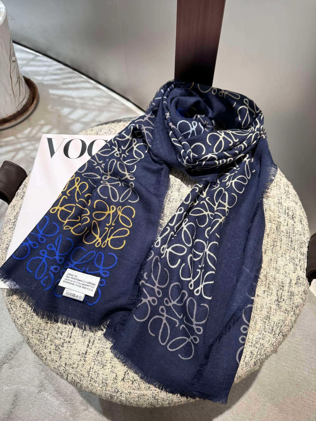 Cachecol de seda com impressão de monograma abstrato multicolor, borda franjiada, cor navy 8